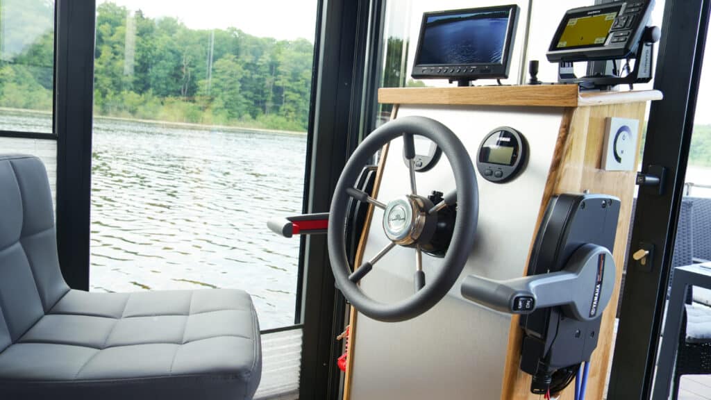 Steuerstand des Hausbootes Mika absolut-frei